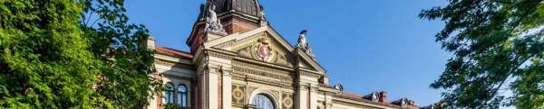 Budynek Główny UEK, w tle drzewa
