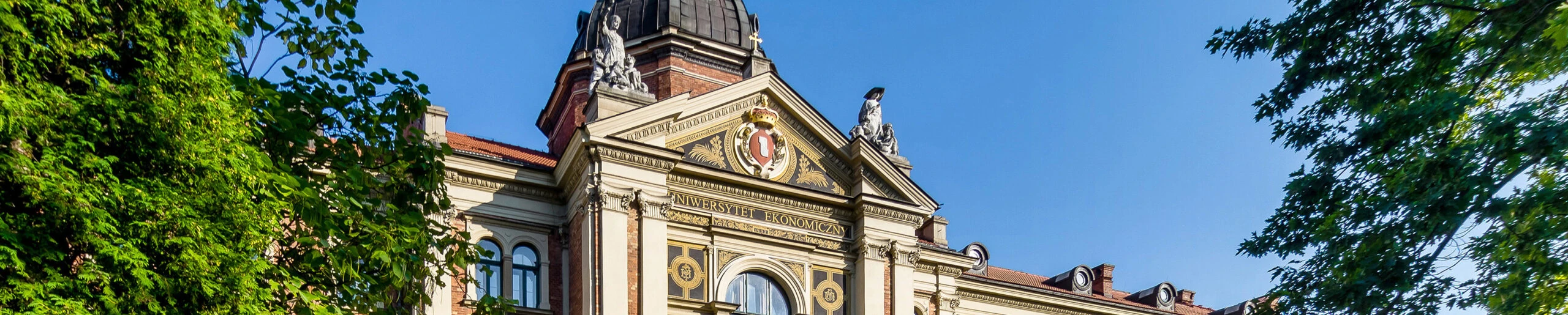 Budynek Główny UEK, w tle drzewa